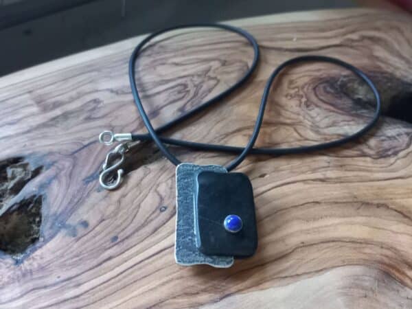 Zilveren hanger met ebbenhout