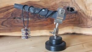 Zilveren hanger met drie amethist kralen