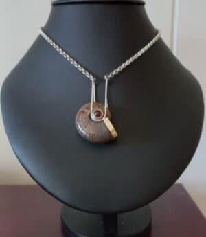 Hanger met ammoniet en granaat