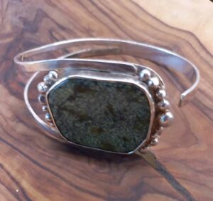 Zilveren cuff armband met een ruwe olijfgroene serpentijn