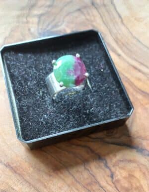 Zilveren ring met robijn in Zoiziet
