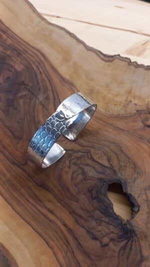 Zilveren cuff armband met structuur