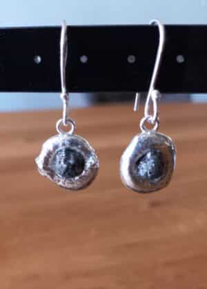 Gegoten oorhangers met ruwe zwarte diamant