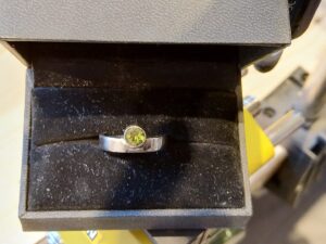 Bicolor gouden herinneringsring met peridot